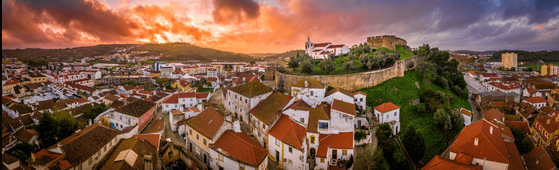 panorama aéreo do castelo medieval de origem mourisca em Torres Vedras Portugal com igreja restaurada